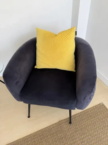 Poltrona Veludo Cinza Grafite Pés Palito Preto - Estilo Tonel Decorativa