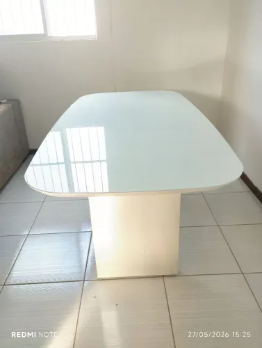 Mesa em vidro laqueado
