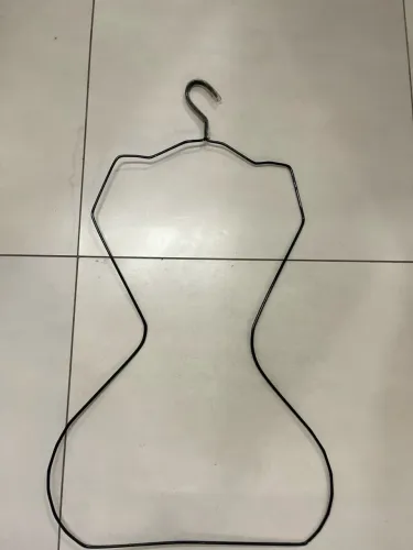 Cabide aramado formato de silhueta feminina