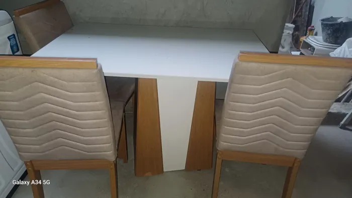 Mesa com 3 cadeiras 