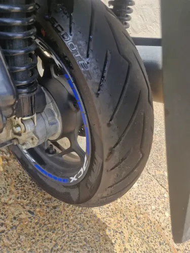 Moto com pouquíssimos detalhes nunca caiu pouco usada super econômica