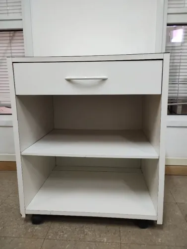 Gaveteiro Fórmica Branca c/rodízios 1 gaveta e 2 prateleiras 60larg. x 72 alt. com 50 prof
