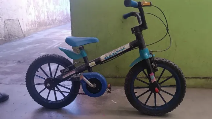 Bicicleta infantil Nathor Tech Boys aro 16 preta e azul com rodinhas.
