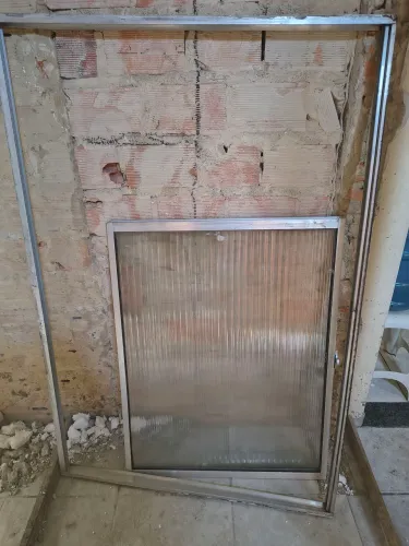 Vendo 2 janelas de alumínio medindo 1 metro e meio