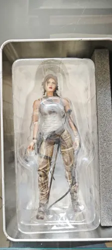Tomb Raider Lara Croft (Square Enix Play Arts Kai) + Lata Survival Kit