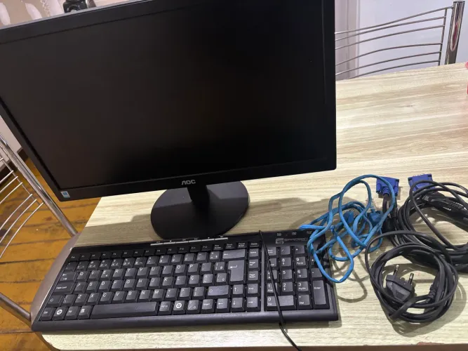 Tela de computador com teclado e cabos