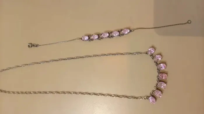 Conjunto em quarto rosa da melhor qualidade e prata