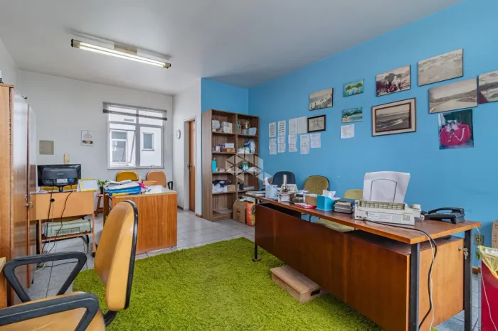 Sala comercial de frente com 35 m² no 4º Distrito de Porto Alegre - São Geraldo.