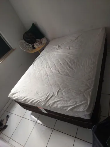 Cama casal em bom estado
