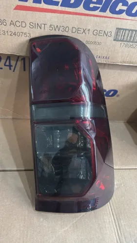 Lanterna traseira LD fume Hilux 2012 a 2015 toppp sem avarias .