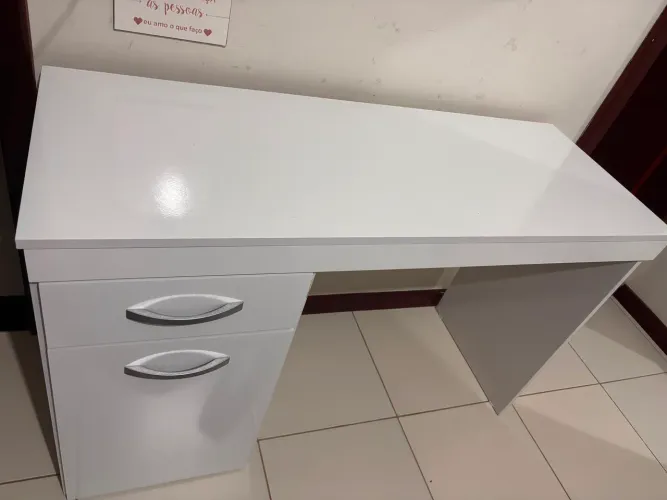 mesa de estudos/ escrivaninha