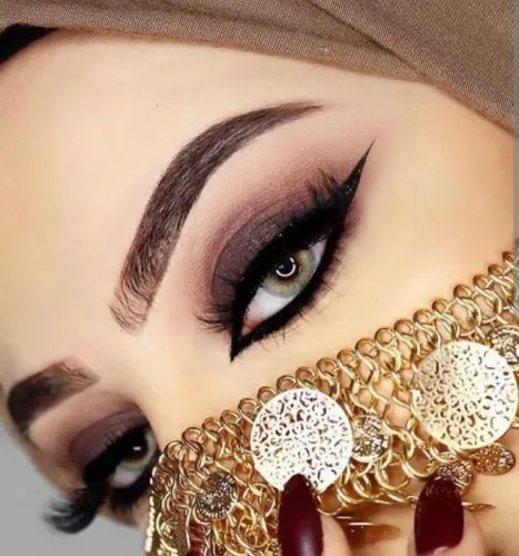 Maquiagem para olhos multicolorida