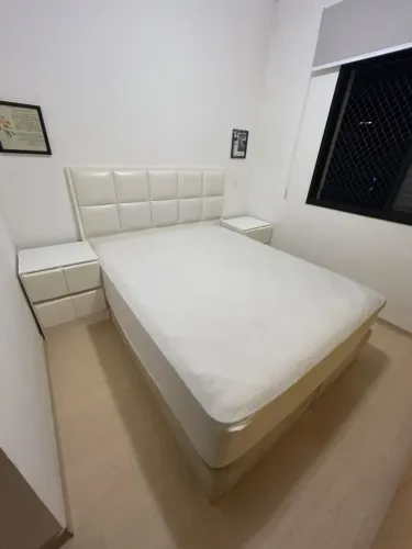 Conjunto Quarto Queen: Cabeceira Estofada + 2 Criados-Mudos + Cama Box Simmons
