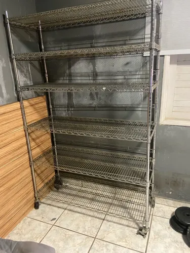 estante de aço com rodas