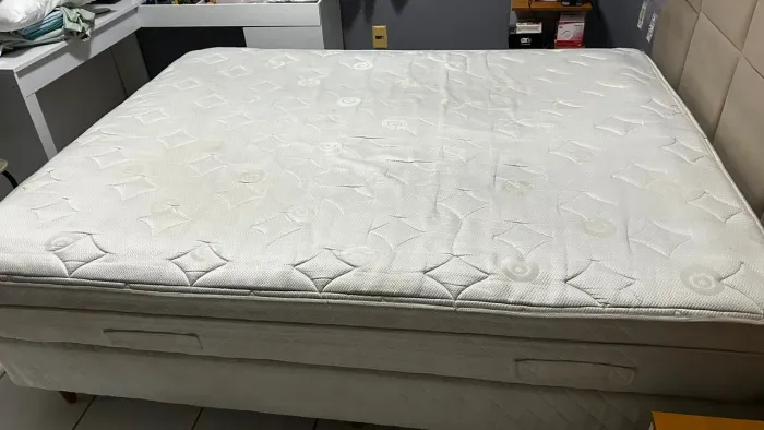 Vendo Cama Queen com Base. 