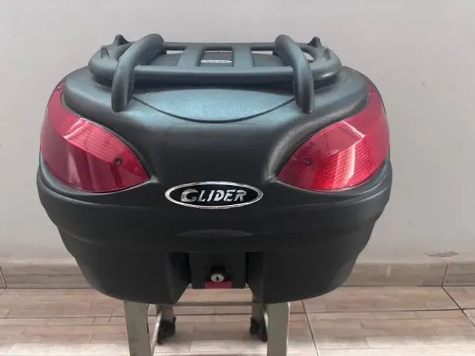 Baú Bagageiro Moto 48 Litros Glider 2 Capacete - C/grade Cor Lente Vermelha