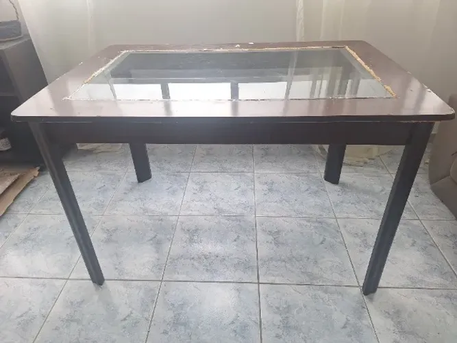 Mesa de jantar tampo de vidro - pequena avaria