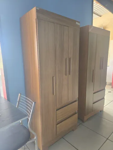 Guarda- roupa 3 portas e 2 gavetas valor 690 reais