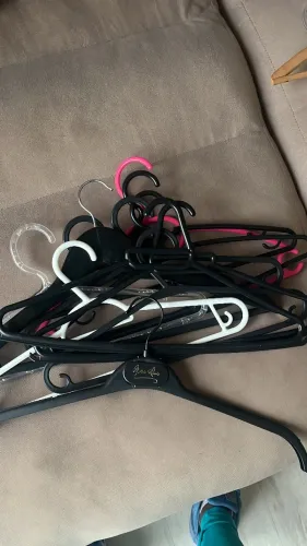 Conjunto de cabides em excelente estado