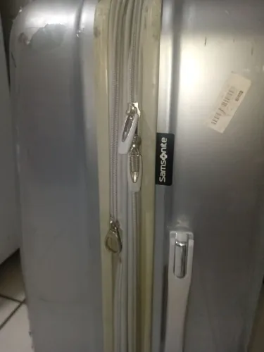 Vende-se uma mala de viagem grande.