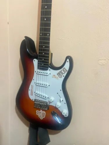 Guitarra Giannini Stratocaster com cubo
