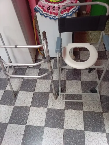 Vendendo uma cadeira de banho e um andador para idosos