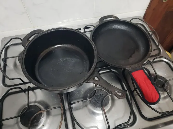 Panela e frigideira de ferro