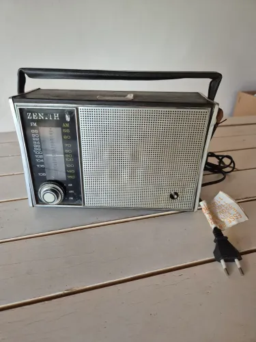 Rádio antigo Zenith. Década de 60.