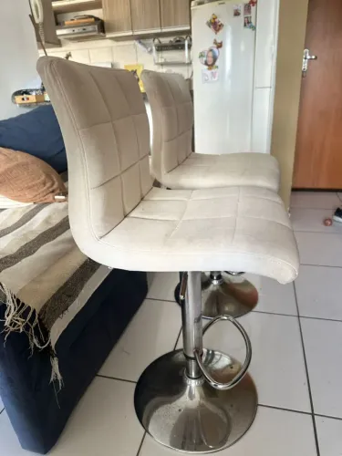 Cadeira de bancada (unidade: R$ 225,00)