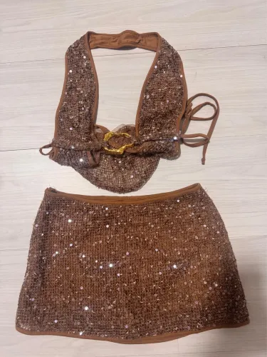 Conjunto brilhoso marrom