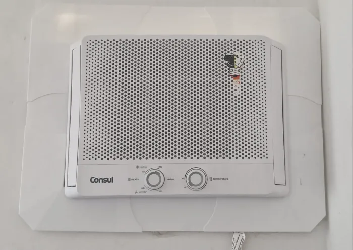 Ar condicionado Consul de janela!  Novinho. Com isolamento e moldura interna incluídos!