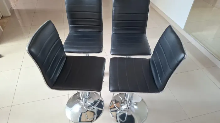 Conjunto com 4 Cadeiras Altas Giratórias para Bancada - Preto