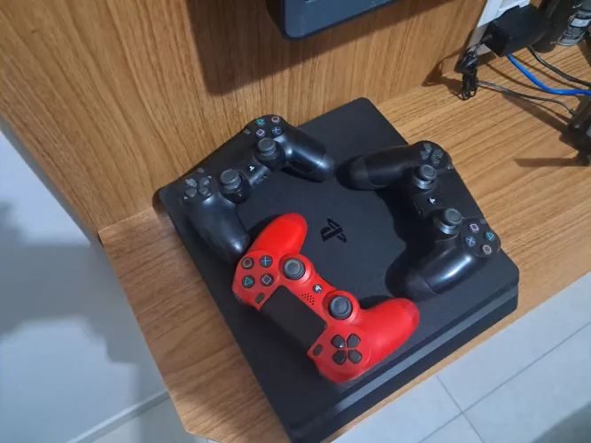 Ps4 Slim 500 Gb com 3 controles
