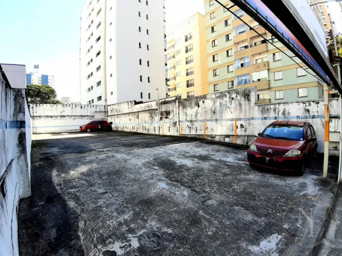 Terreno Plano e Murado à Venda com 240m² Ideal para Negócios