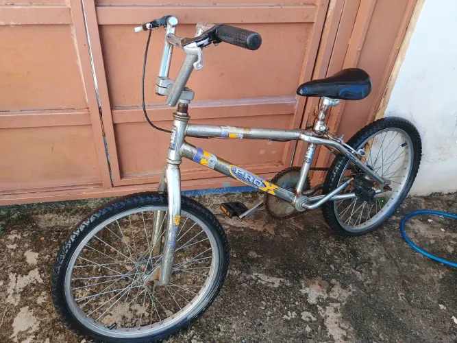 Bicicleta aro 20 cromada precisa de manutenção 