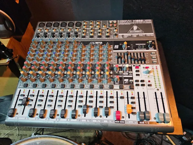 Mesa de som Behringer xenys x1832usb