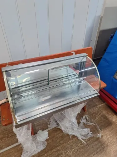 Estufa Vitrine Elétrica com Vidro Curvo e Estrutura em Aço Inox