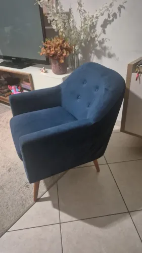 Poltrona Decorativa Azul Marinho em Veludo (Pés Palito), da WESTWING!