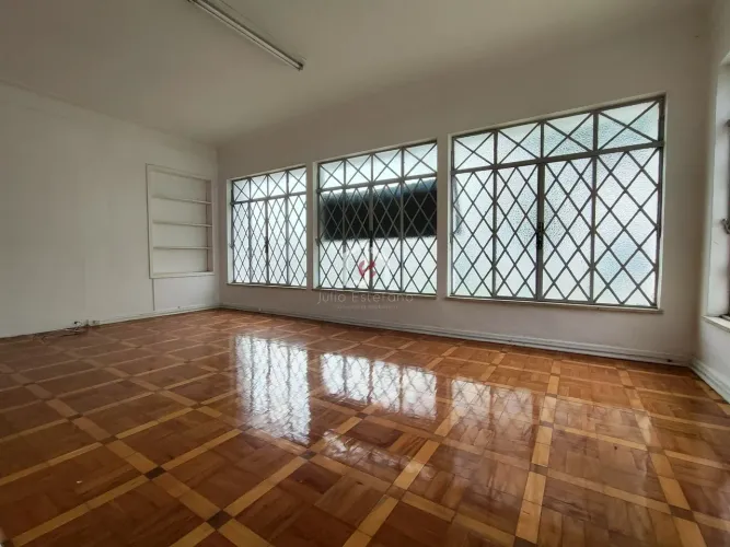 Casa Comercial com 420,00m² no Centro em Pindamonhangaba.