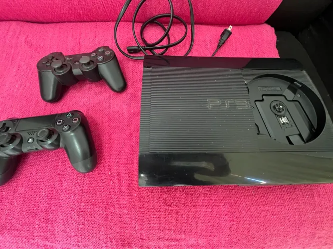 Ps3 super slim 3 controles e a base pra deixá-lo em pé