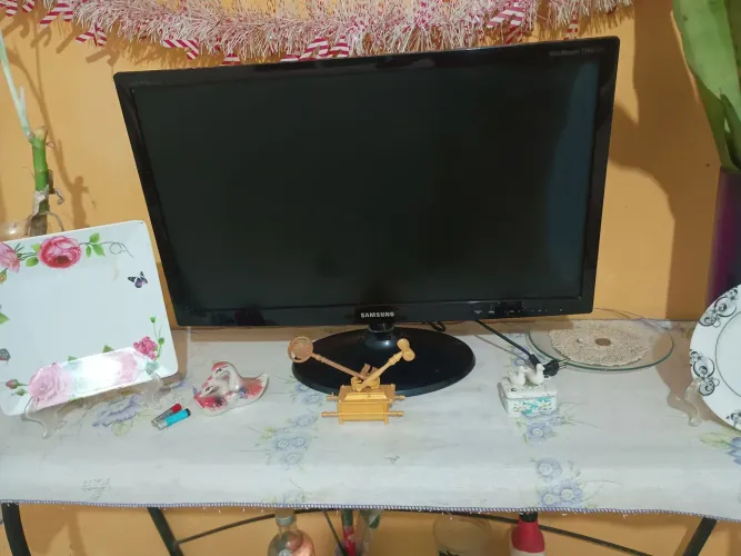 Tv 24 polegadas com defeito obs ela acende uma luz vermelha no canto esquerdo