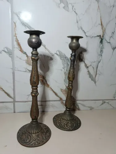 Par de Castiçais Decorativo em Bronze.