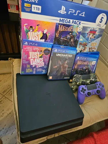 Playstation 4 Slim - 1TB de capacidade com 2 controles e 8 jogos