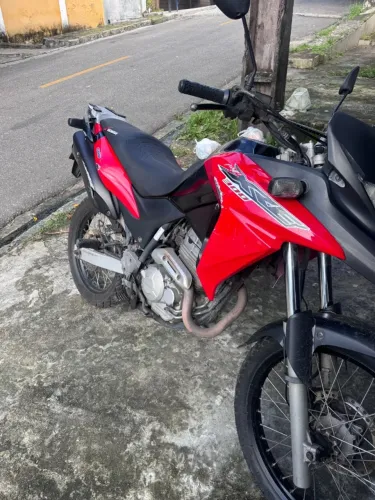 Honda XRE 300 de cor vermelha com 79500 KM