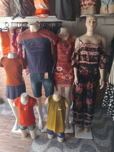 Manequim tem com cabeça tem dois um homem criança tem duas adolescentes um é sem cabeça 4