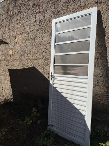Porta de alumínio sem batente