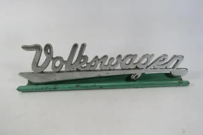 ANTIGO EMBLEMA DOS FUSCAS - VOLKSWAGEN EM METAL - FUSCA. Era fixado no capô dos veículos.