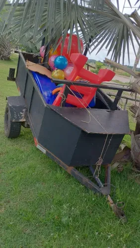 Vendo carretinha com baú p/ carro