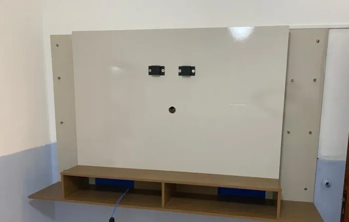 Painel para TV 1,83m com Nichos e Prateleiras de Vidro