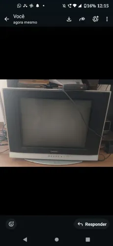 Televisão antiga com conversor